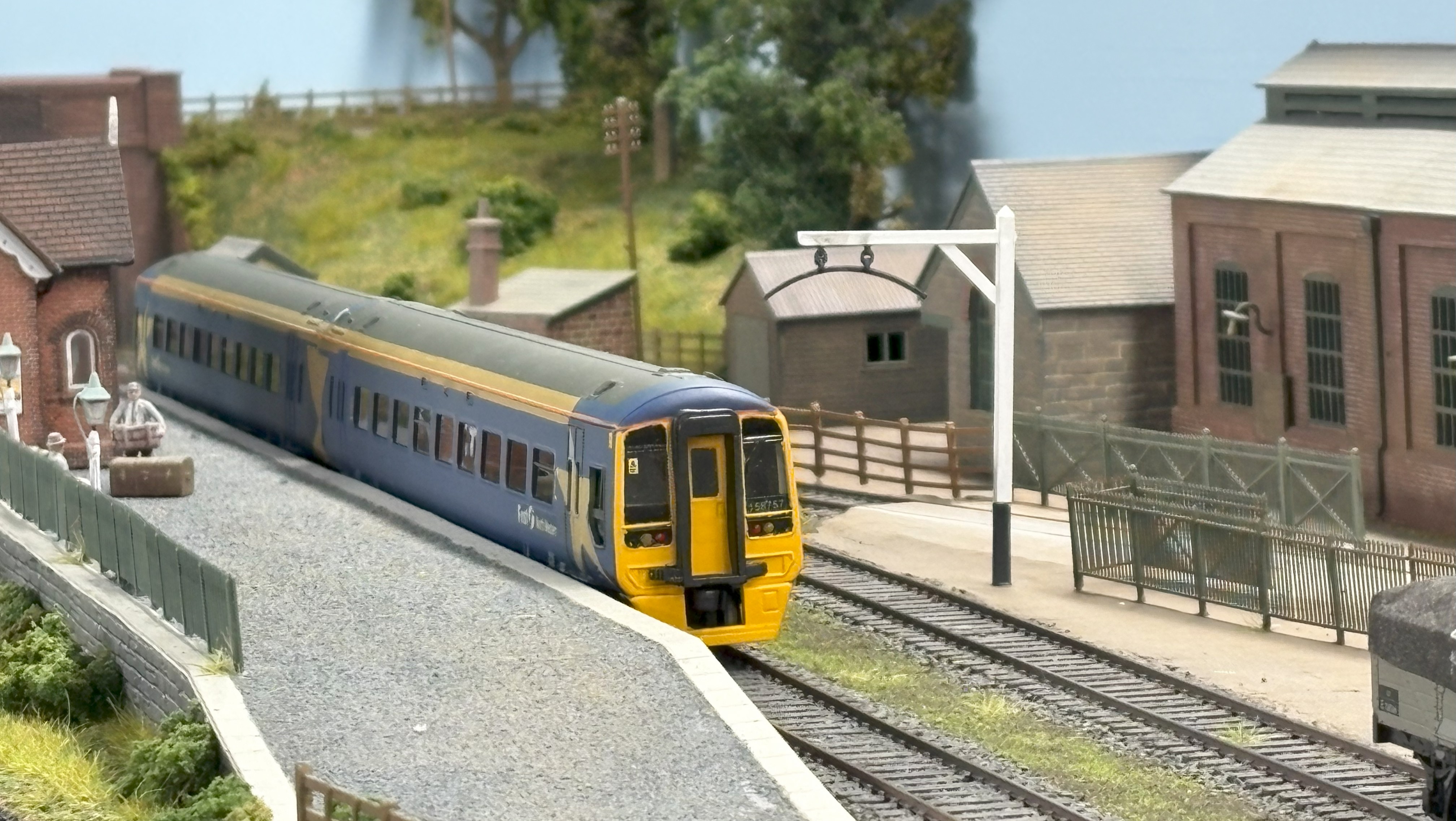 Modern traction on the branch.jpg Modern traction on the branch.jpg